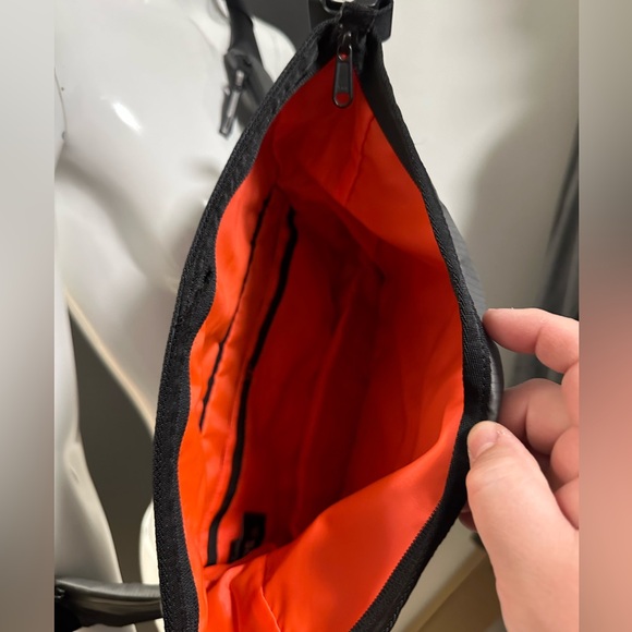 Timbuk2 sling bag - Picture 3 of 4